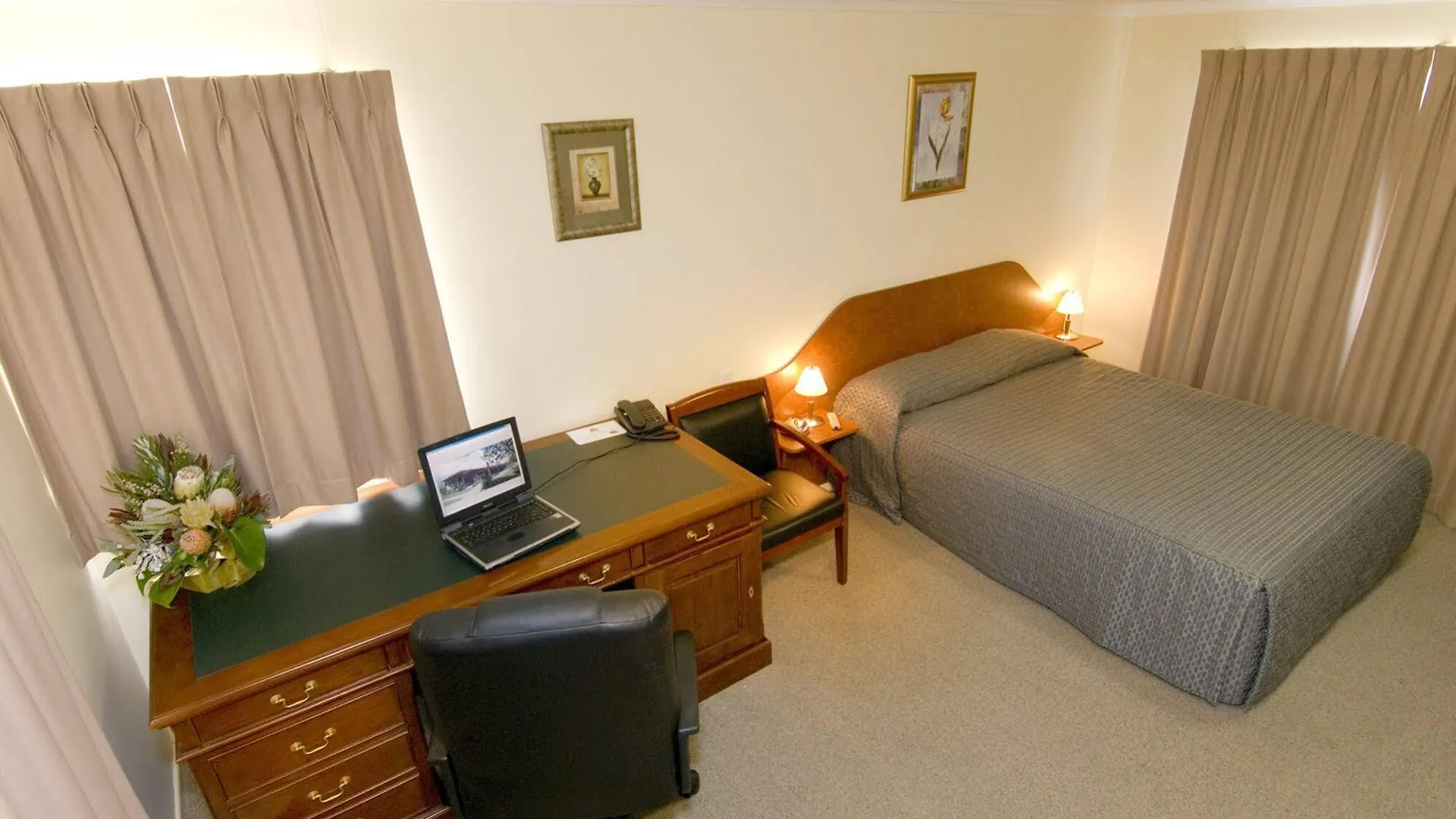 *** Hotel The Village On Blain Blackwater Australia